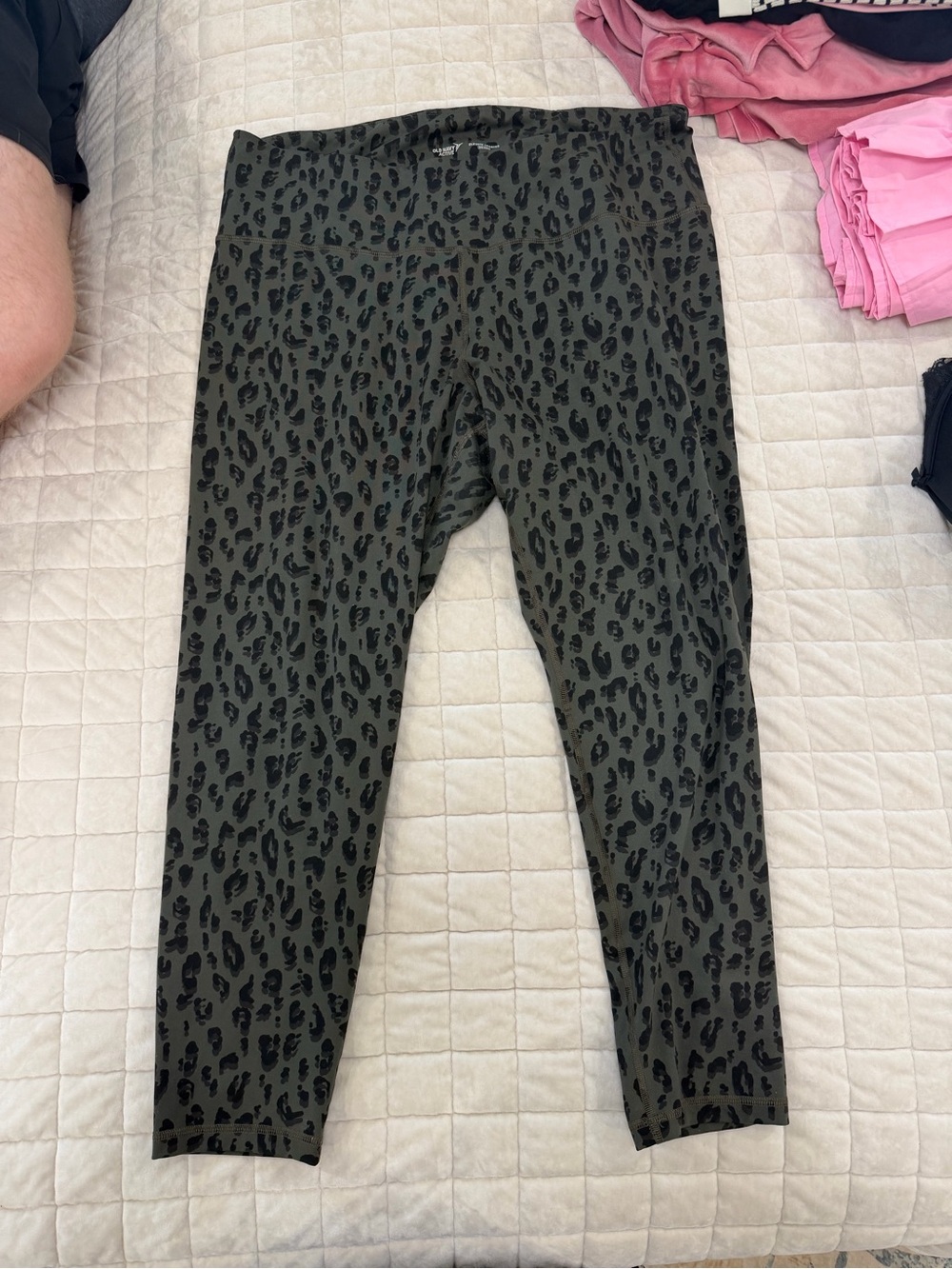 Old Navy Olive Green Leopard-Print women’s Leggings